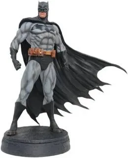DC Batman Collectible Statue (38 cm) – Dark Knight Superhero Display Figure with Cape & Base